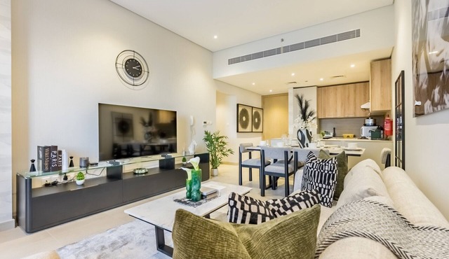Balcony-Facing Pool 2BR w/Asst Room, Minutes Walk to Park and Miracle Garden