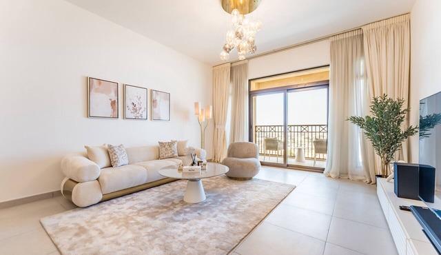 Balcony Overlooking Burj Al Arab 2BR w/Assistant Room, Min. Away Fr. the Beach