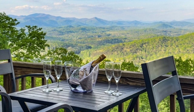 Bald Eagle Lodge with `EPIC` Long Range | Mountain Views | Hot-Tub|Pets OK