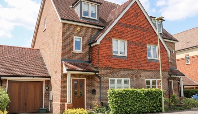 BALDWIN CLOSE, character holiday cottage in Hartley Wintney