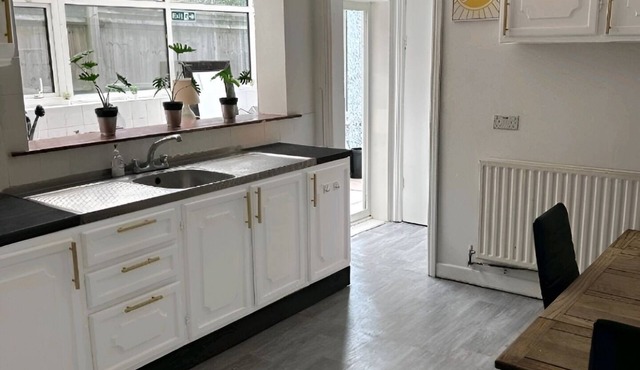 Balham, Spacious Apartment with Garden F1