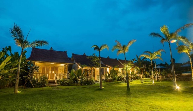 Balinese Style Teak Cottage in Lembongan, Features a Swimming Pool and Huge Lawn