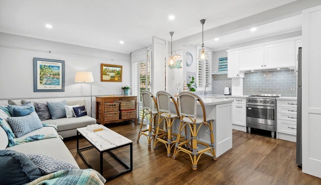 Balmoral Beachfront - Luxury 1 bedroom apartment (King or 2 Long Single beds)