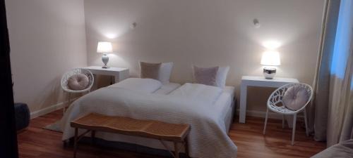 BALTHAZAR APARTMENT IPHOFEN, klimatisiert, nähe MARKTPLATZ, KNAUF GIPS KG und ConneKT Kitzingen, VDP Weingut Wirsching, TV mirroring 55" Zoll, Wifi, mit kleiner Terrassen