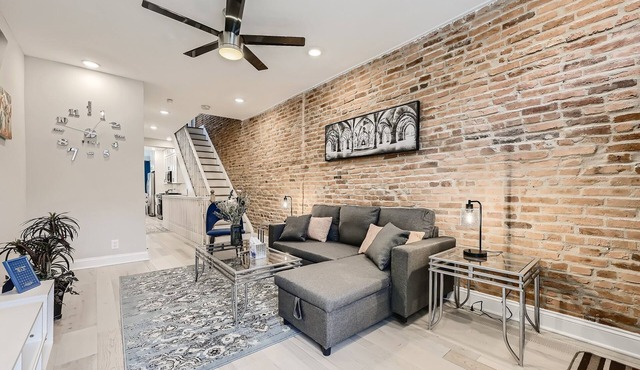 BALTIMORE ROWHOUSE CLOSE TO WATER KING BED PARKING
