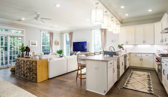BAMA GAME HOUSE - ON THE STRIP ! LUXURY 3 BEDROOM CONDO - NEW LISTING.