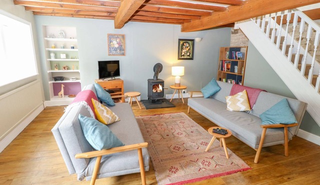 BAMFORTH COTTAGE, pet friendly, with open fire in Holmbridge