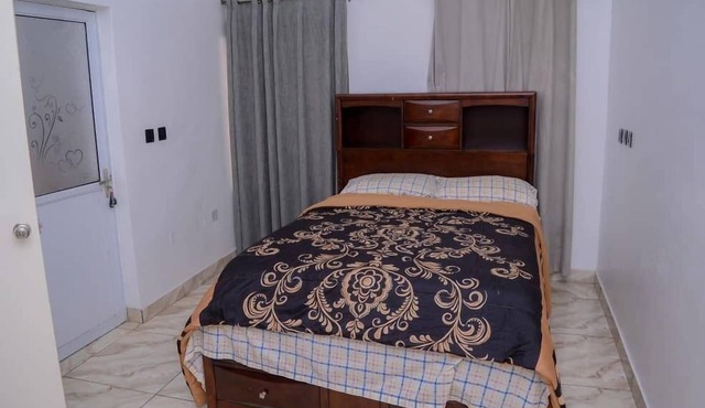 Bamgbose Apartments - Sleeps 2 - Parking - WiFi