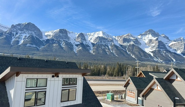 Banff Gateway Townhouse, Hot tub and BBQ