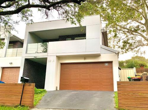 Bankstown 4 Br house close to Shopping & Station