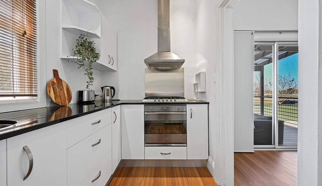 Bant Cottage - Gorgeous Renovation, Neatly Styled