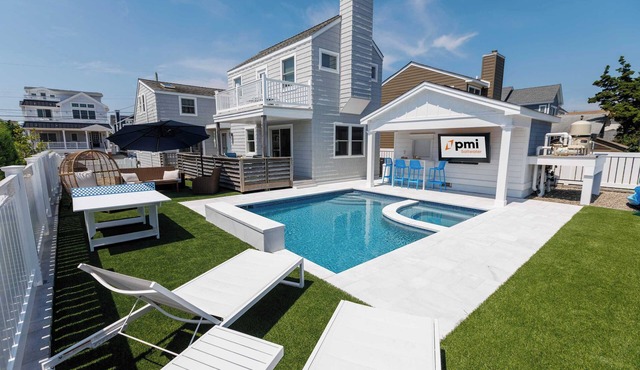 Barefoot Bungalow - Charming Getaway w/Pool!