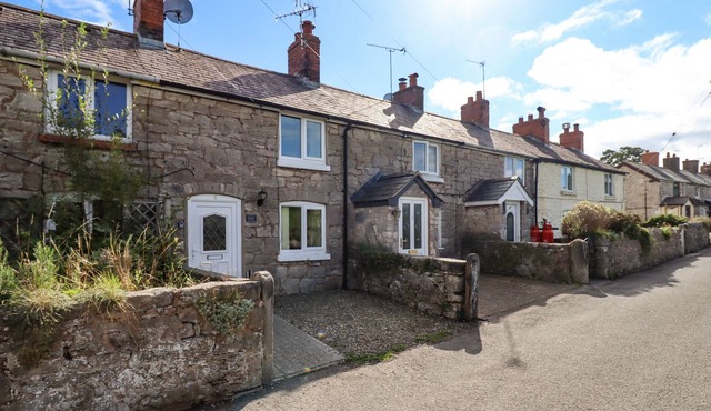 BARKALOT COTTAGE, pet friendly, character holiday cottage in Denbigh