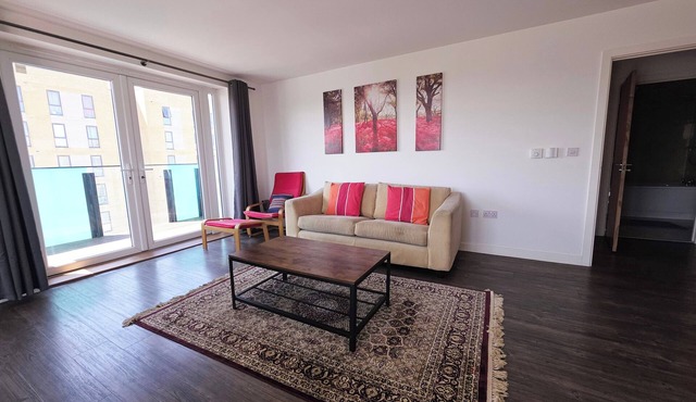 Barking 2 Bed Apt with Parking & Good Travel Links