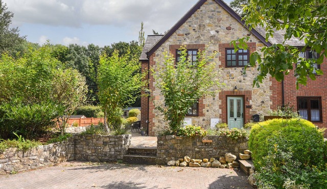 BARLEY COTTAGE, pet friendly, character holiday cottage in Axminster