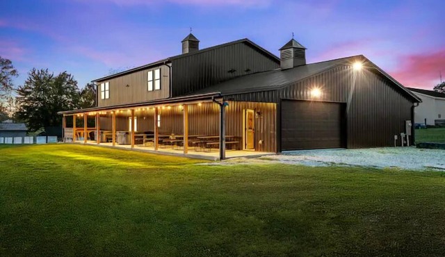 Barn! 2-Hole Golf Course, BBall, Wiffleball, Soccer, Theater, Arcade, 2 Hot Tubs