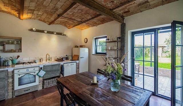 Barn idyll with views over wide fields