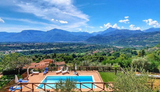 Barn renovation, panoramic Barga Views, Private Heated* Pool. Walk to restaurant