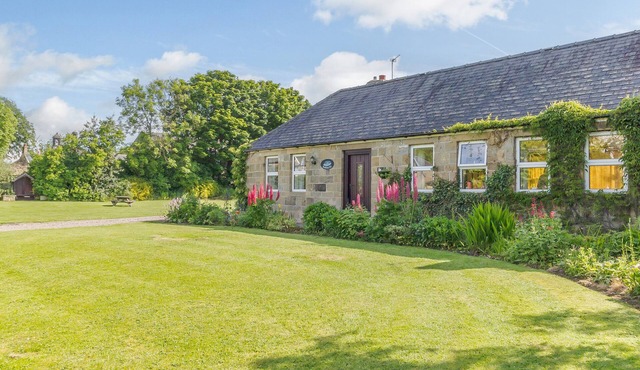 BARNACRE, pet friendly, character holiday cottage in Morpeth
