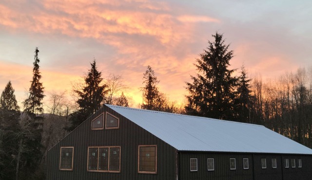 Barndominum, minutes to lake and trails sleeps 14+ Weddings, Events, Retreats