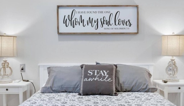 Barnwood Suite · Romantic getaway on Main Street - Barnwood Suite