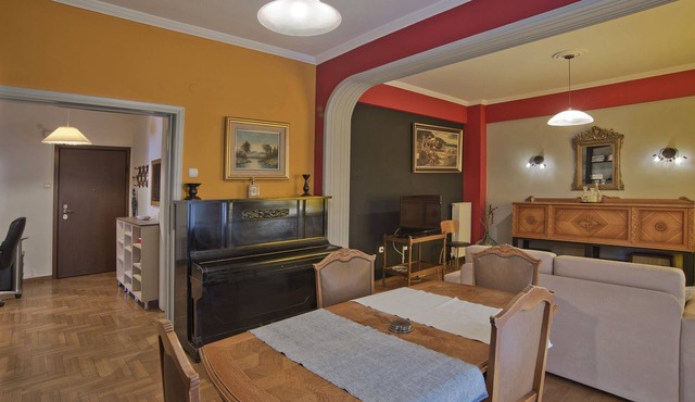 Baroness Apt Piraeus Ctr 3BR, 2BA, AC, Walk to sea