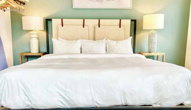 Bars, Eats & Nightlife | Central San Diego King Apt