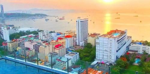 BASE Central Pattaya King-Bed