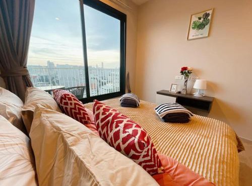 BASE Central PATTAYA Long Balcony King-Bed with Infinity Pool