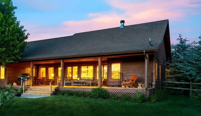 Basecamp Stays: Upscale Retreat, Hot Tub, Mtn View