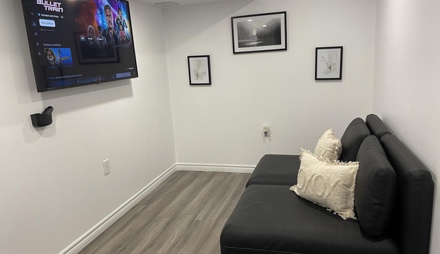 Basement 4 minutes from Centennial beach Barrie
