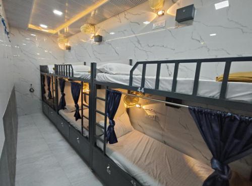 Basera Dormitory and Separate Cabins for Group in Andheri East - Marol