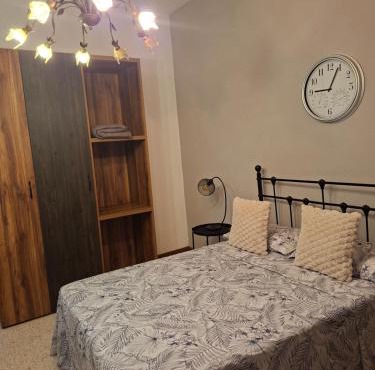 Basic double bedroom private bathroom close to Malta airport