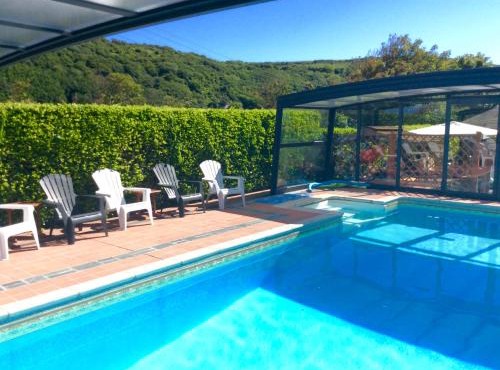 Bassets Acre, 4 Min walk to Beach, Pubs, Restaurants, Shops, Heated Pool,Swim and relax whatever the weather, Hottub, Games room, 1 acre Garden, BBQ's,Free Parking, WIFI