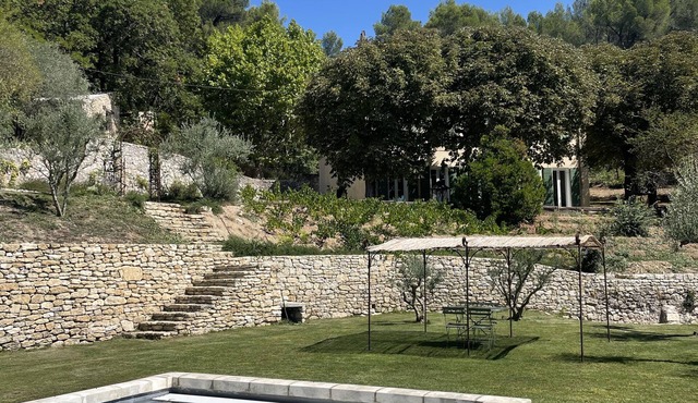 Bastide sleeps 9, large secure swimming pool, not overlooked in Aix en Provence