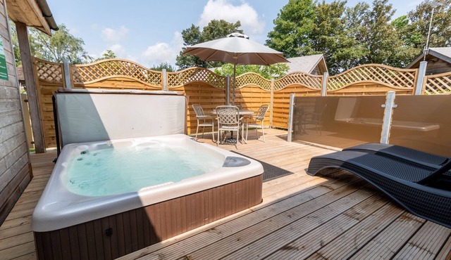 Bath & West lodge - sleeps 4/5 with private hot tub