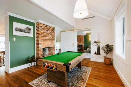 Bathurst Lodge - Historic Modern Retreat with Alfresco