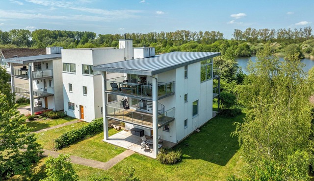 Bauhinia House: Spa Access and Lakeside Home, Lower Mill Estate