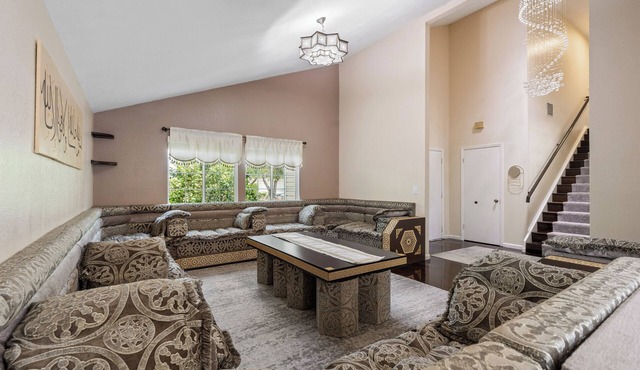 Bay Area Haven: 3BR with Spacious Living Room & Scenic Views