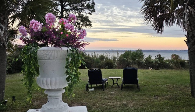 Bay-Front Dream Mansion and Guest House -20 minutes to Destin beaches on 4 acres