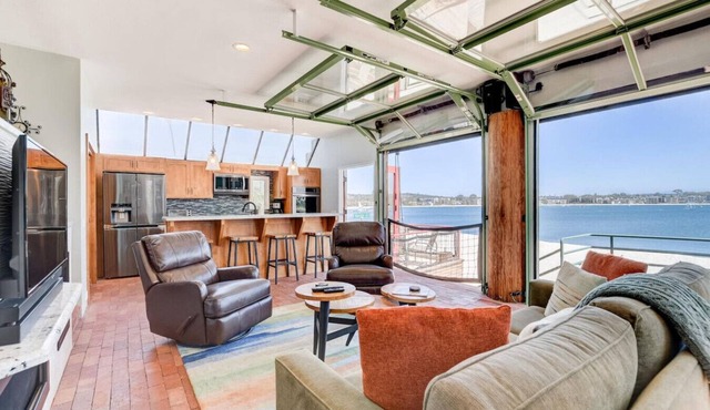 Bay Front, Roll Up Glass Walls, Roof deck Jacuzzi!