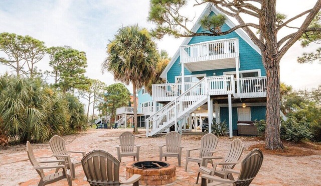 Bay Front w Dock! Hot tub, Beach across the street, Pet friendly
