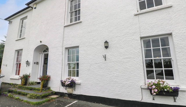 BAY VIEW APARTMENT, family friendly, with a garden in Tenby