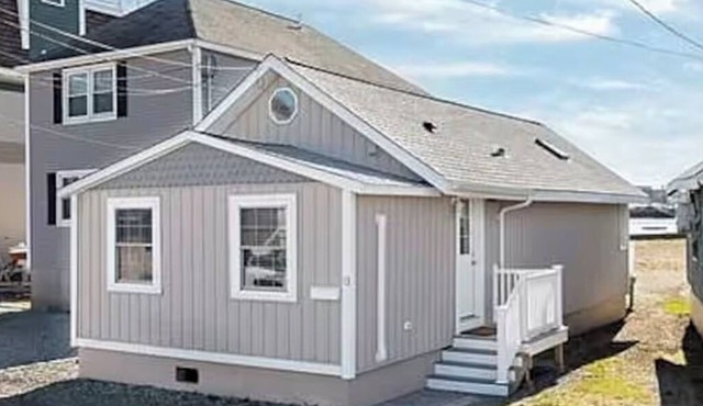 Bay view beach cottage with loft in tranquil Hull