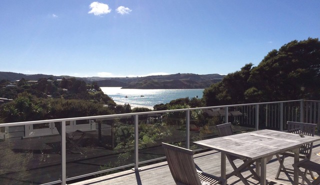 Bay View Beach House - gorgeous seaside cottage with panoramic views over Raglan
