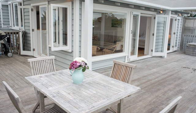 Bay View Beach House - Raglan Holiday Home