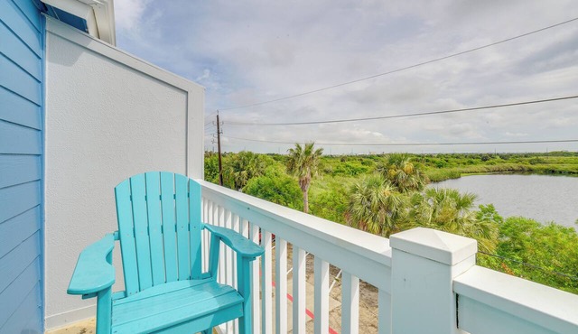Bay View, Pool Access: Romantic Galveston Retreat!