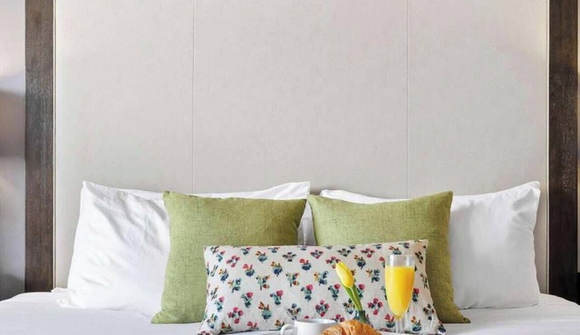 Bay Views Studio + Balcony for Grove Getaway