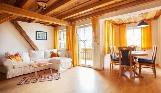 Bay window apartment (80 sqm) on the upper floor with south-facing balcony and infrared sauna