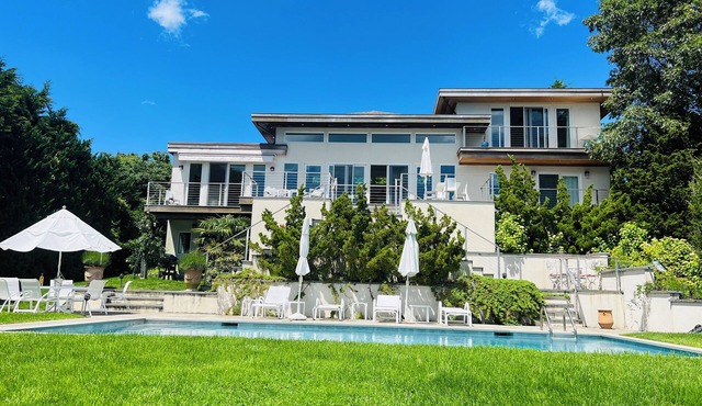 Bayfront 5 bedrooms family home. Panoramic sea view from all rooms